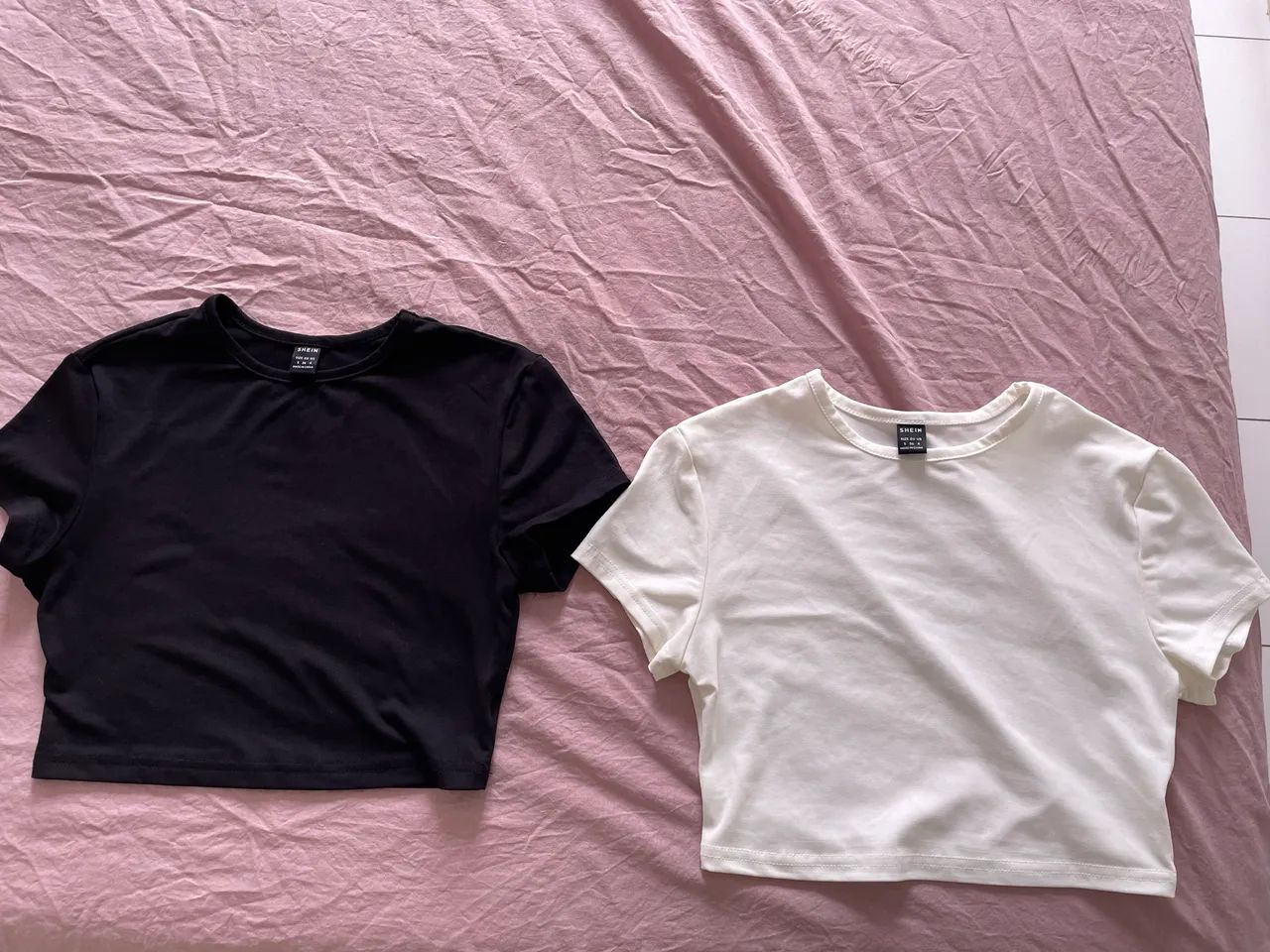 Kit blusa cropped preta e branca