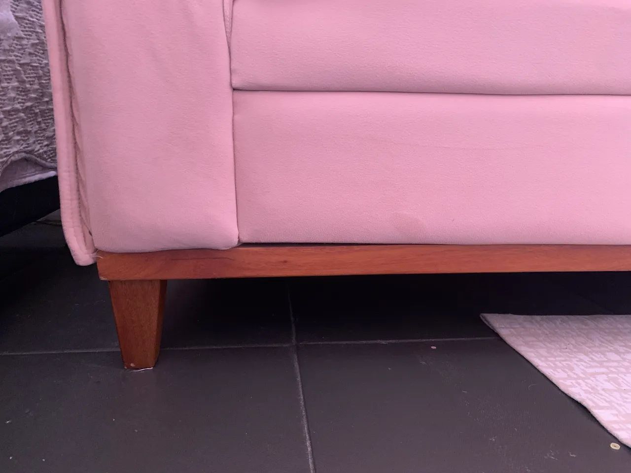 Sofá rose 4 lugares muito conservado  - Foto 4
