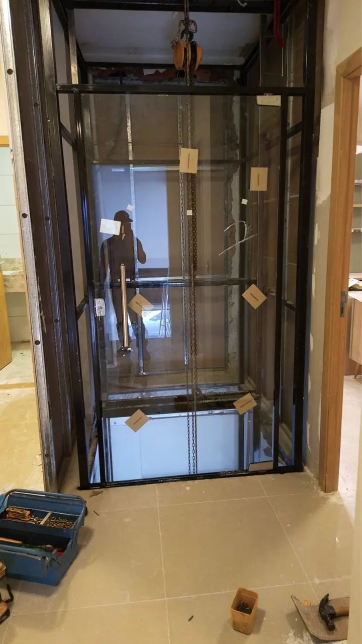 Elevador com porta de vidro 