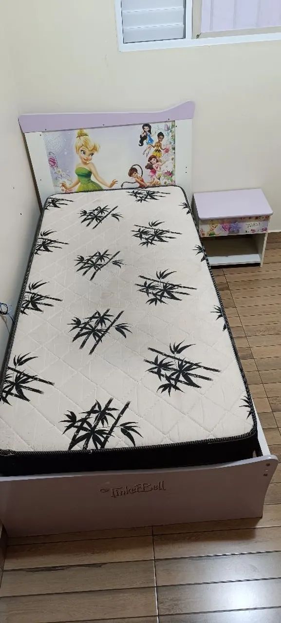 Cama com colchão + mesinha de cabeceira da Tinker Bell - Foto 3