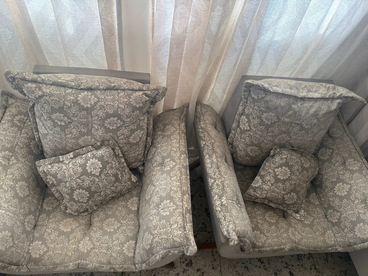 Poltronas floral pés palito em madeira. - Foto 3