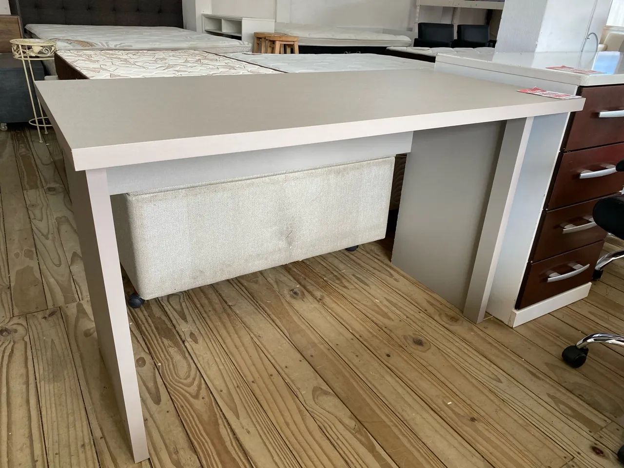 Escrivaninha grande em MDF - Foto 3
