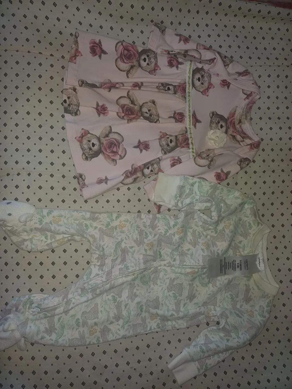 1 vestido Milon de ursinhos + 1 macacão Carters de coelhinho,  semi-novos.