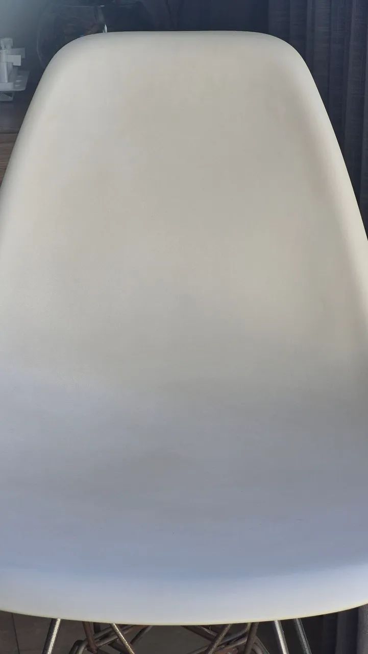Cadeira branca  Eames com pés cromados - Foto 3