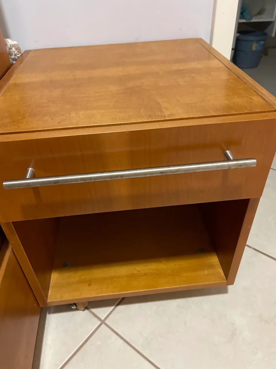 Mesa cabeceira/ criado mudo