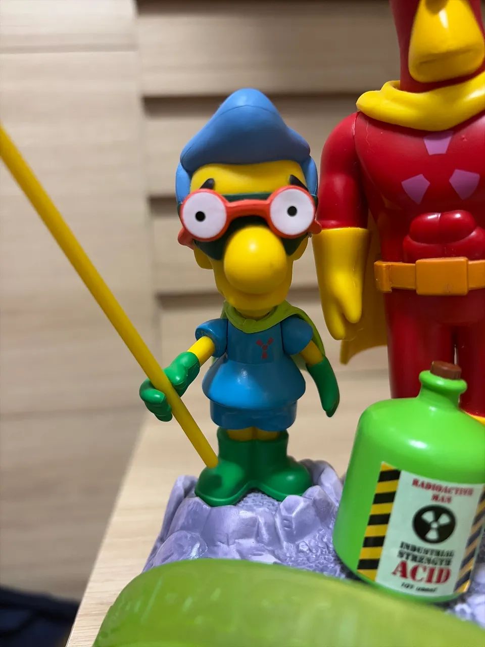 Action figure Simpsons playmates homem radioativo e Milhouse como