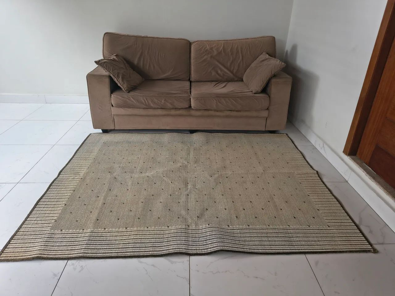 VENDE - SE UM SOFÁ E UM TAPETE.  - Foto 2