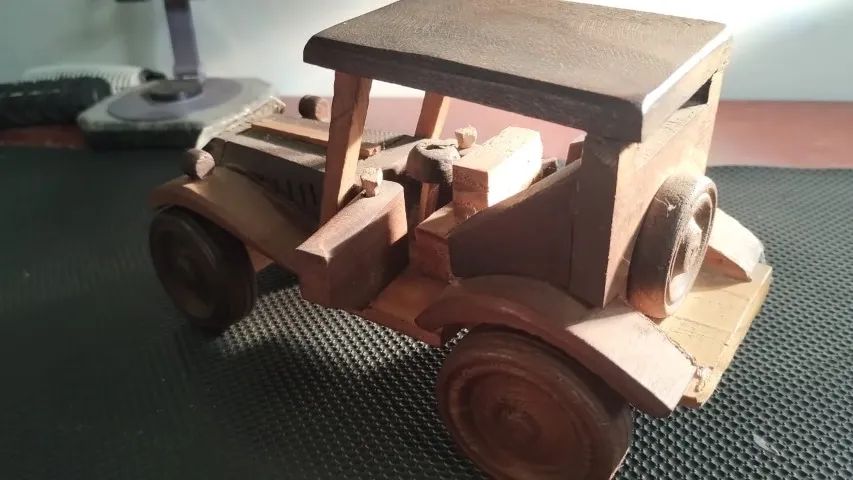 Miniatura Carro em Madeira Artesanal 