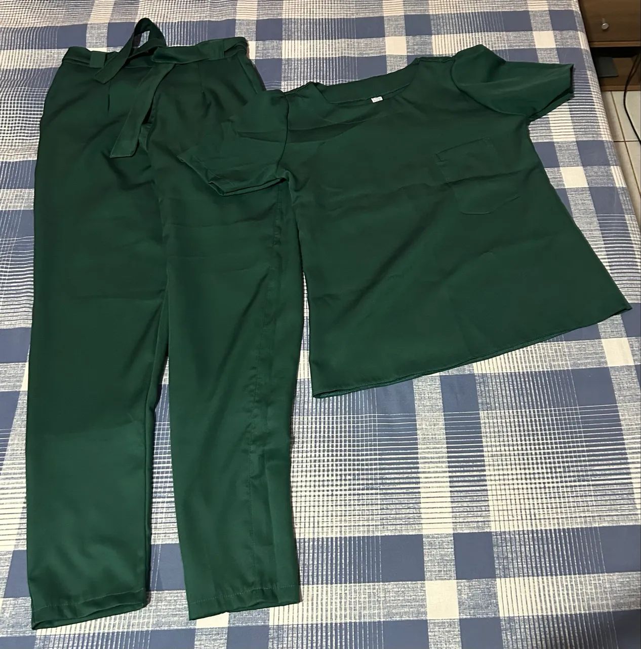 2 Uniformes de enfermeira e técnica