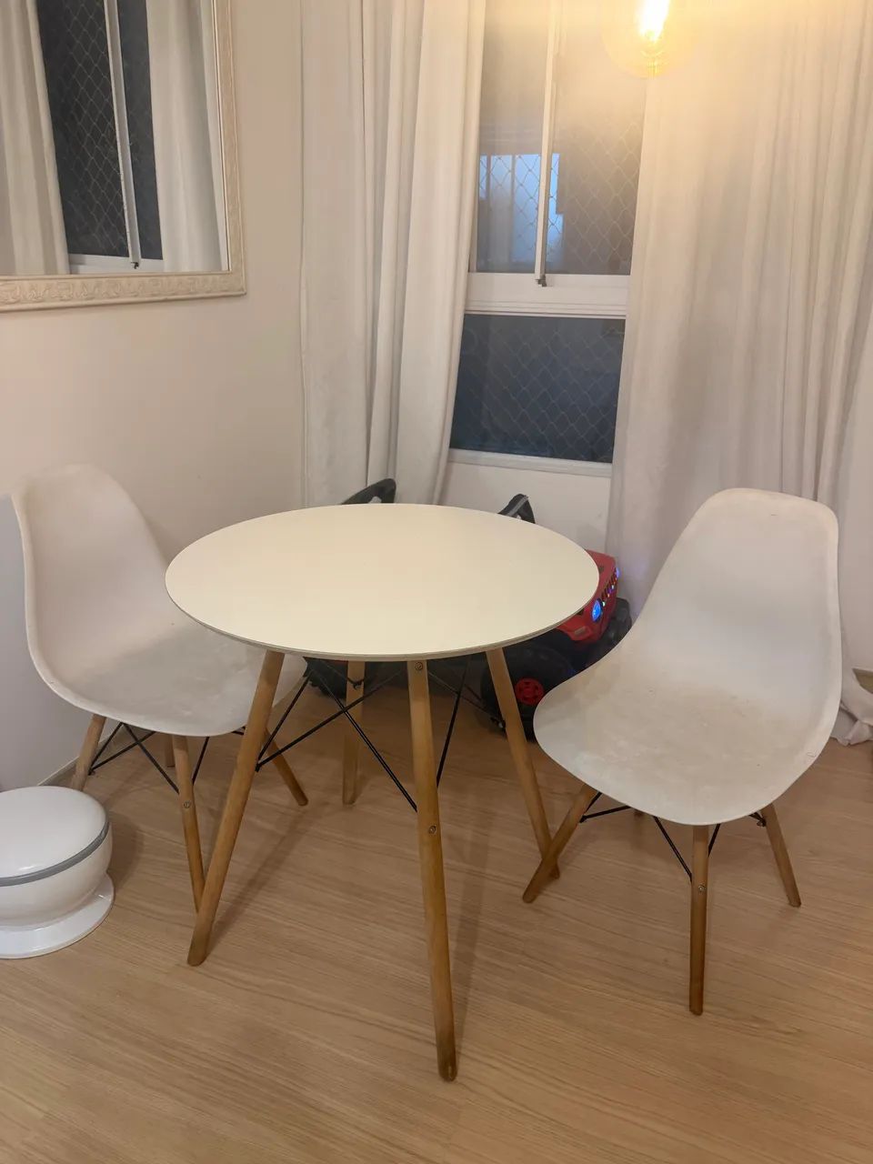 Mesa eames torre Eiffel com 2 cadeiras