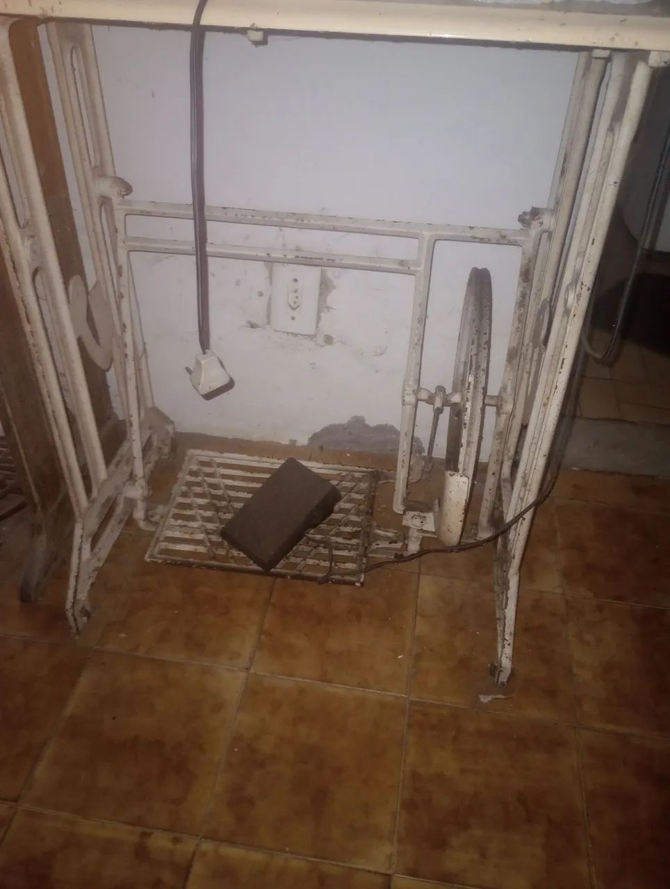 Pé de máquina antiga  - Foto 2
