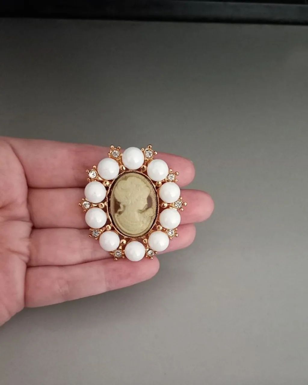 Broche de Camafeu Bege de Pérolas Brancas (novo) - Foto 2