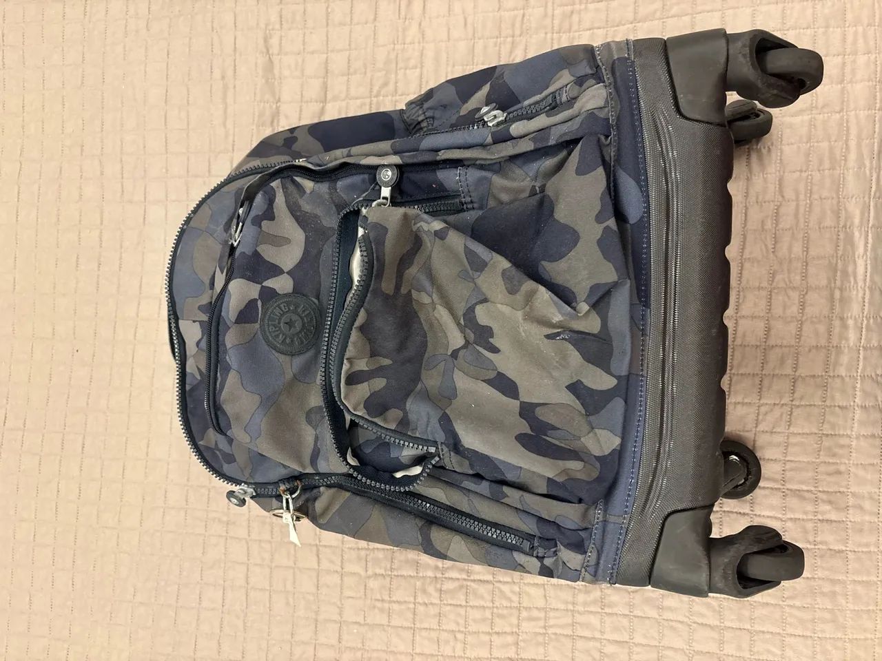 Mochila Kipling rodinha/costas