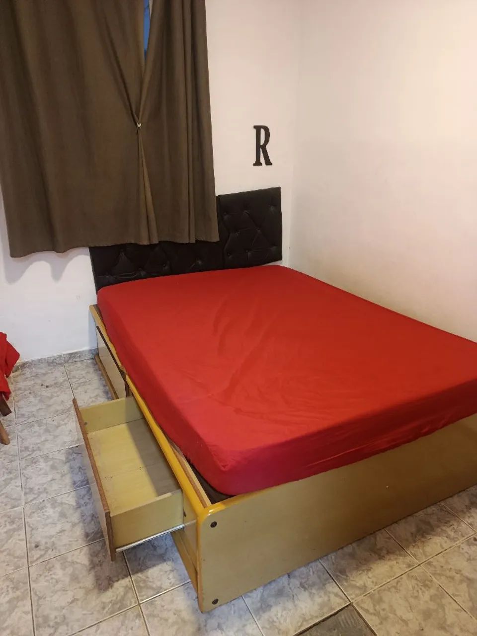 Cama, cabeceira e colchão.