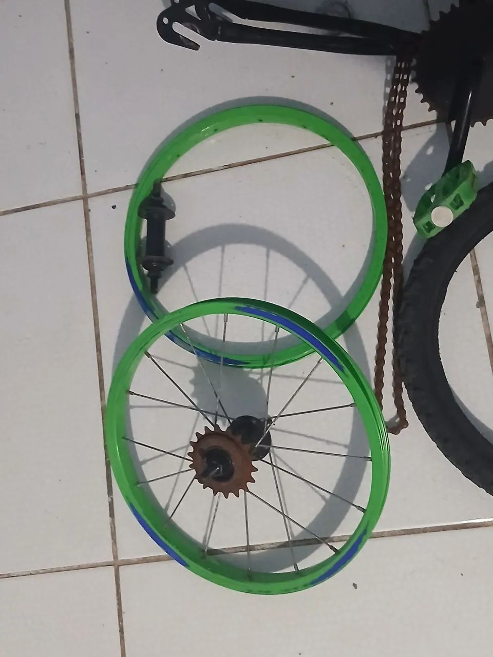 Quadro, dois pneus usados é dois aros velhos