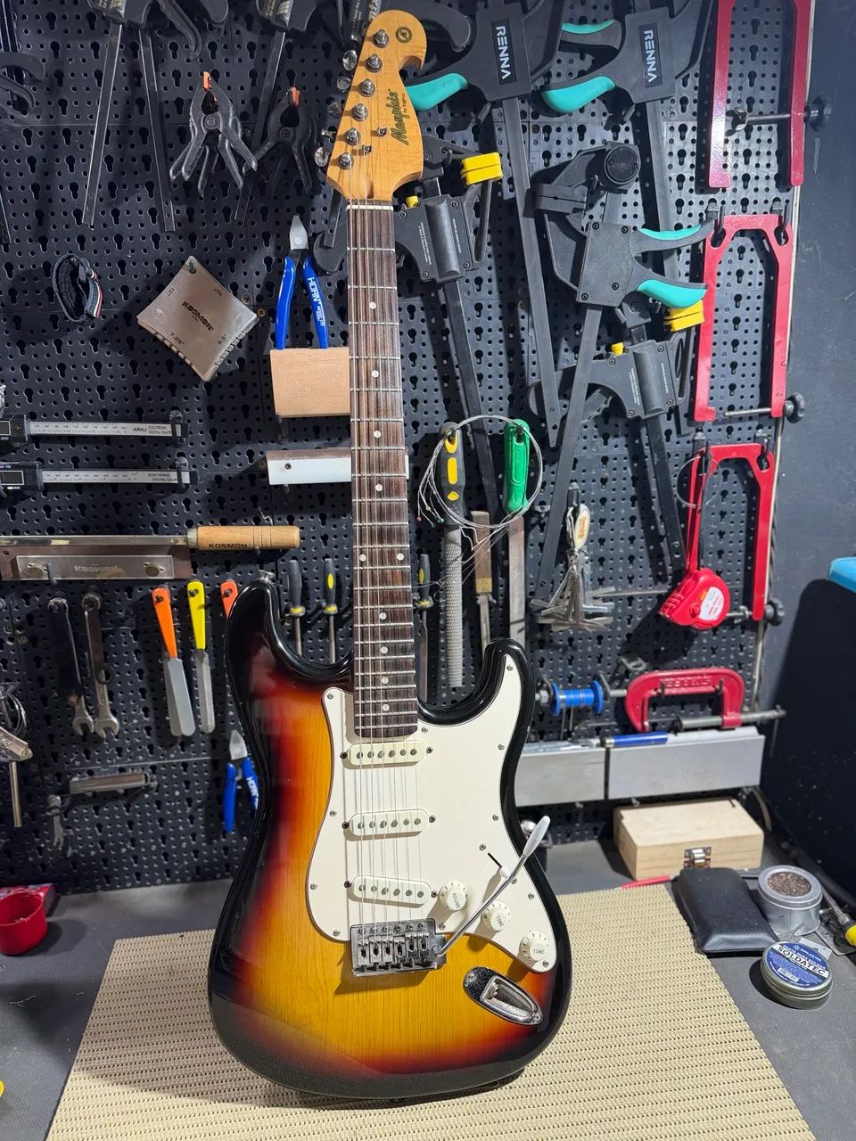 Guitarra MENPHIS MG32