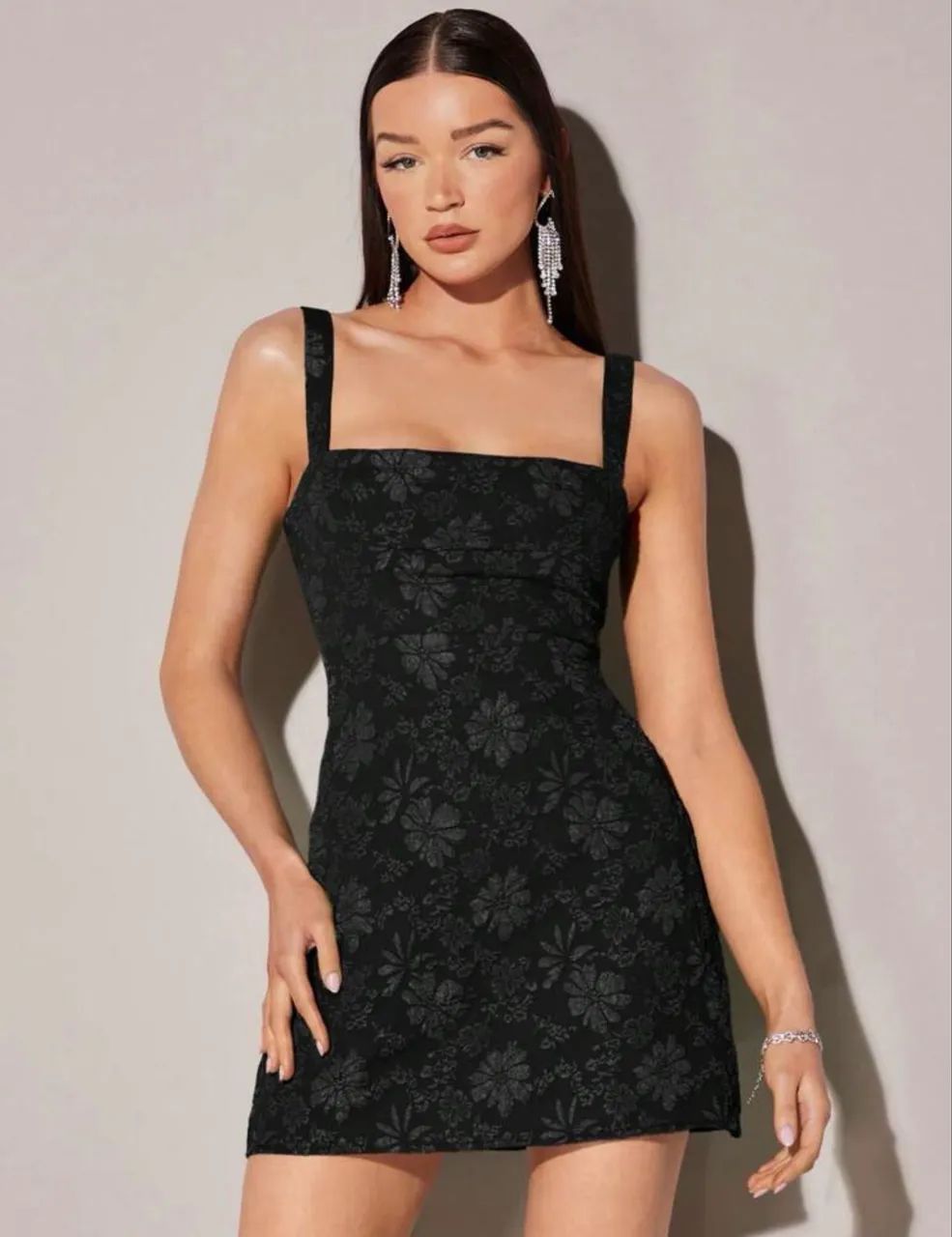 Vestido preto trançado para festas e eventos 