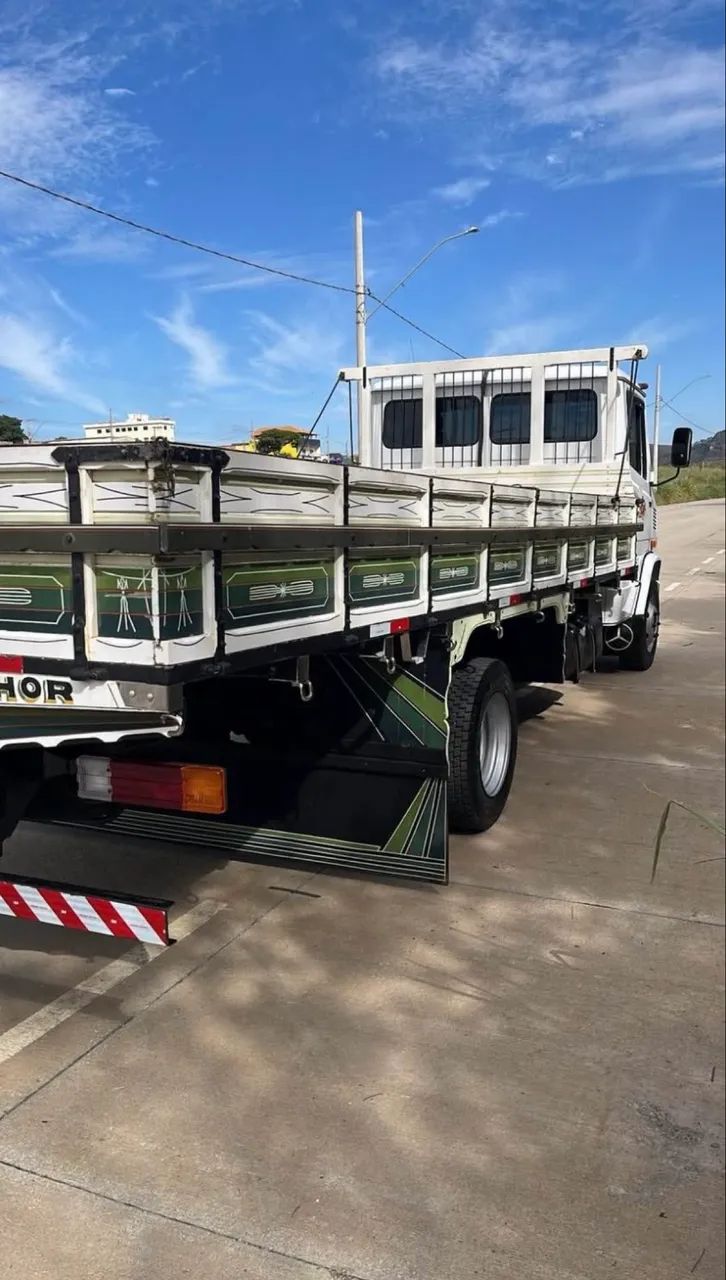 MB 710 , 2011 carroceria 