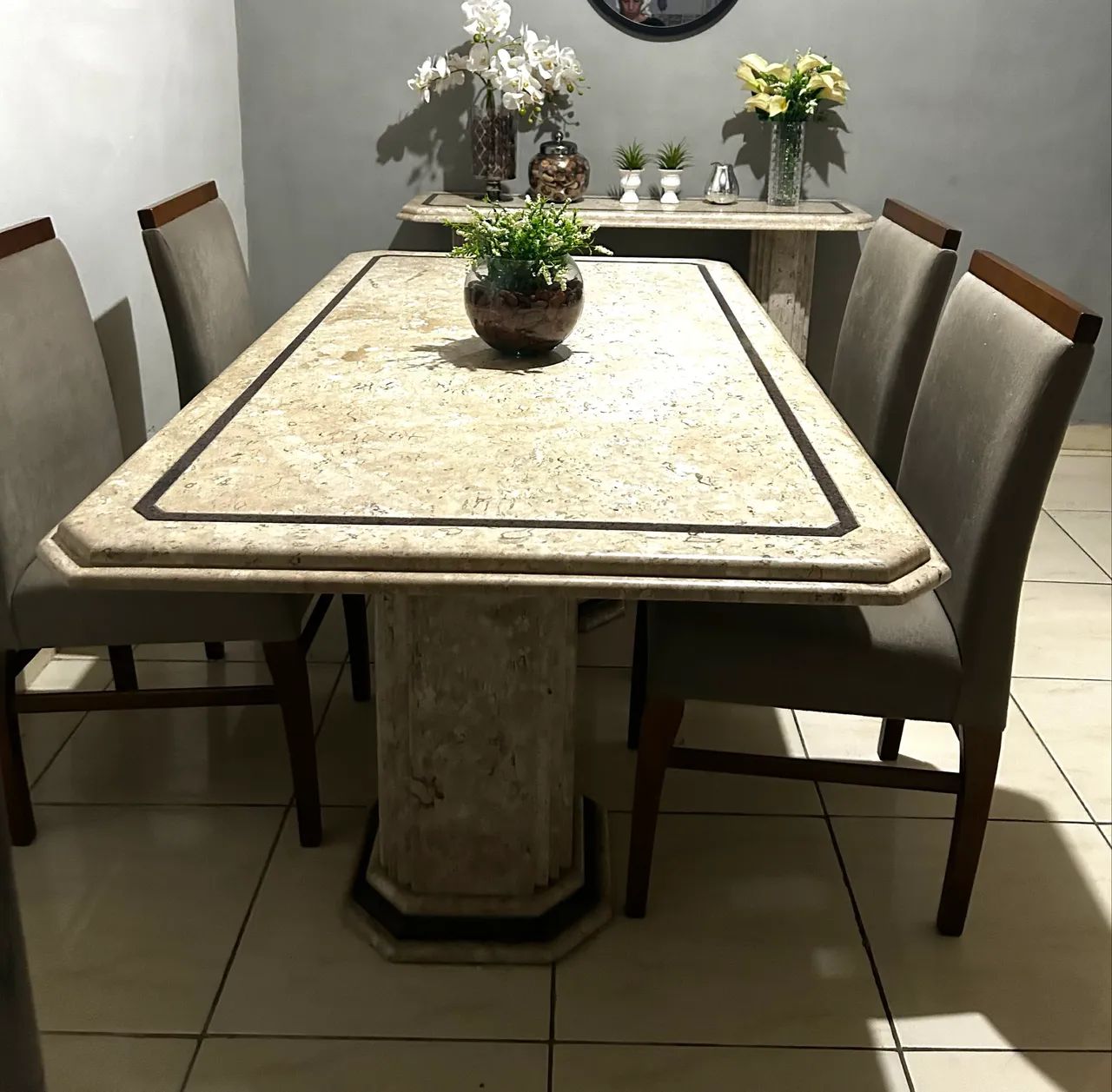 Mesa de jantar com aparador em mármore travertino e cadeiras  - Foto 5