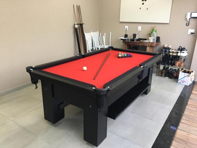 Mesa de Bilhar Cor Preta Tecido Vermelho com Bordas Pretas