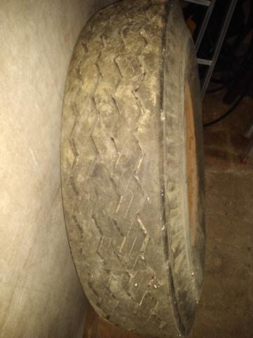 Pneu com aro f 4000 ou trator - Foto 2