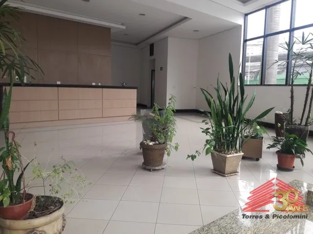 Prédio comercial com sala e salões na Mooca para venda ou locação.
