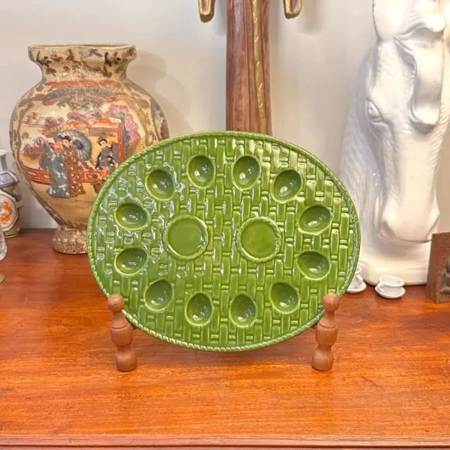 Antiga saladeira de ovos em cerâmica.