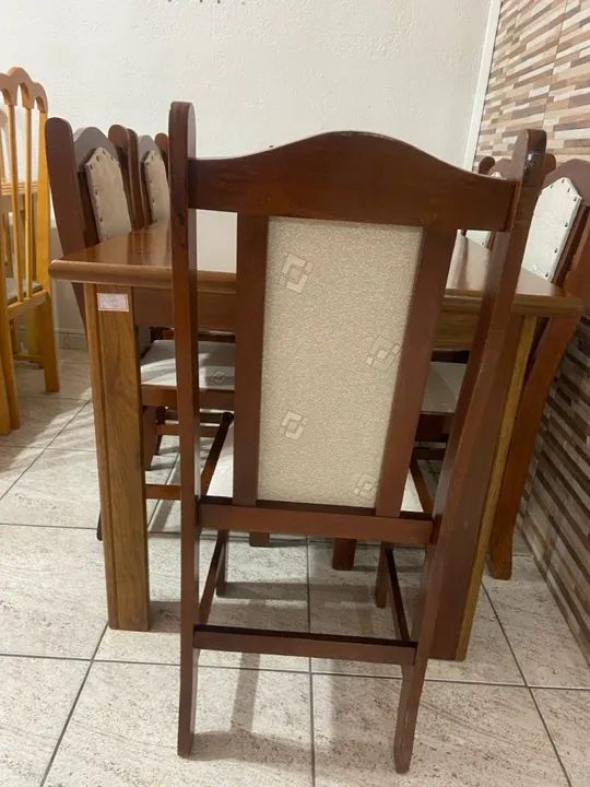 Conjunto de Mesa e Cadeiras de Madeira Maciça - Foto 2