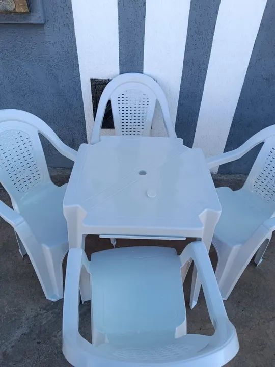 Conjunto de 4 Cadeiras e Mesas de plástico forte e resistente.