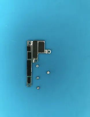Blindagem da Bateria Iphone 8 Plus com parafusos.
