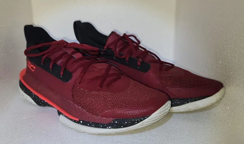 Tênis Under Armour Curry 7 - Vinho+Preto 44 BR - Foto 3