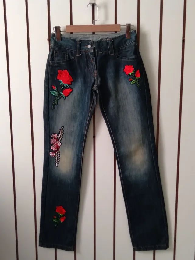 Calça jeans feminina tradicional reta com desbotado e customizada 