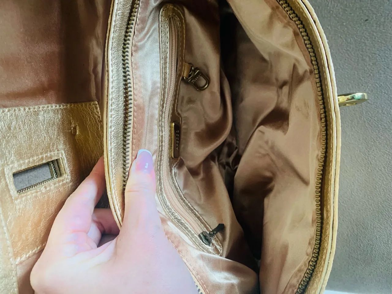 AREZZO Bolsa de mão dourada para festas  - Foto 5