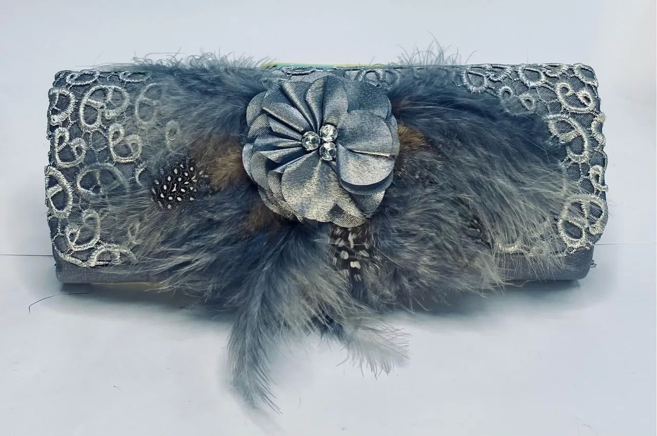 Bolsa de mão cinza com detalhes renda e penas