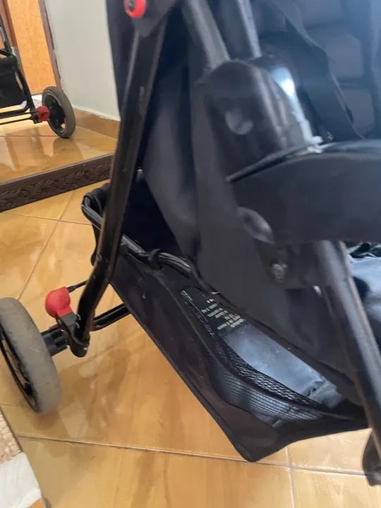 Carrinho de Bebê Preto Usado - Foto 3