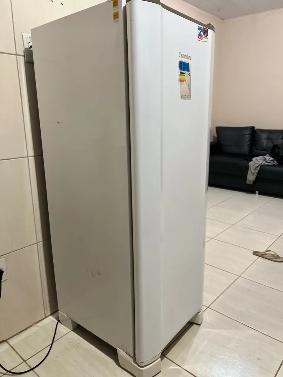 Geladeira Esmaltec - Eficiência e Praticidade