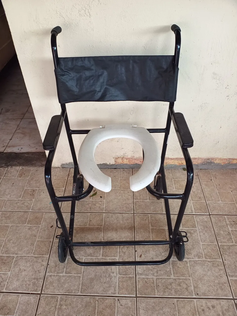 Cadeira com assento sanitário para banho