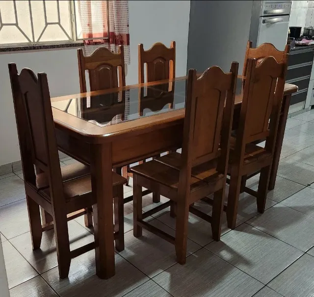Mesa de madeira e vidro