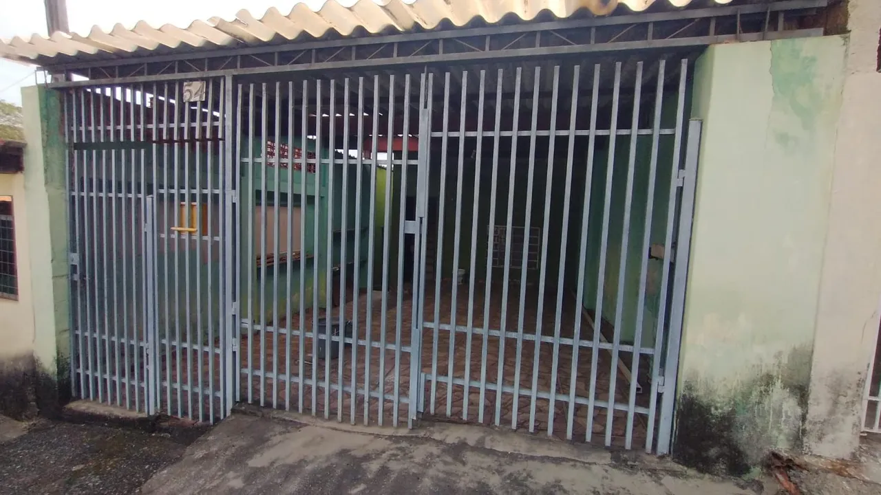 Casa dois andares com 7 cômodos e 3 banheiro, sendo dois quartos e uma suíte