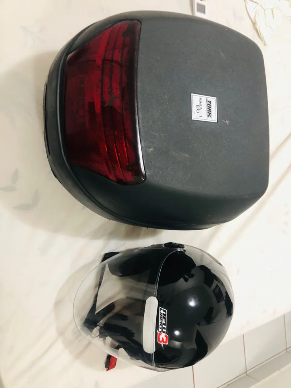 CAPACETE E BAÚ 