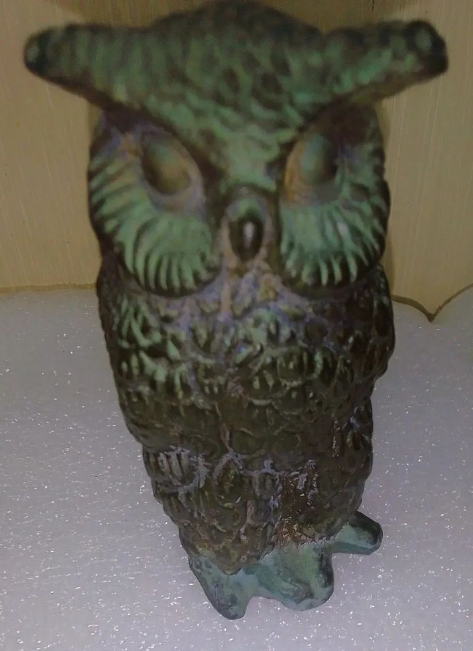 Antiga Escultura Em Metal Cinzelado Representando Coruja Cinzelado - Foto 3