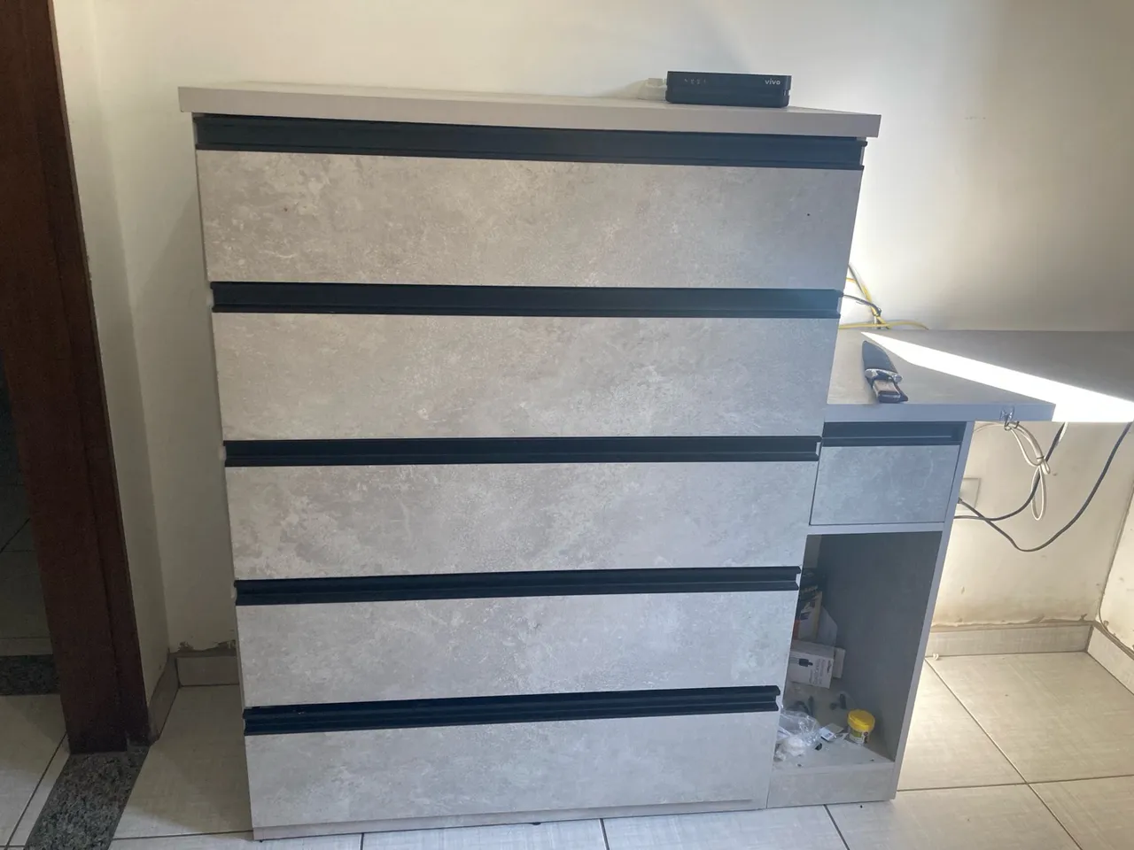 Escrivaninha com gavetas e design moderno