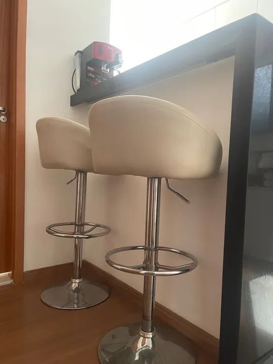 Banqueta giratória estofada branca - Foto 2