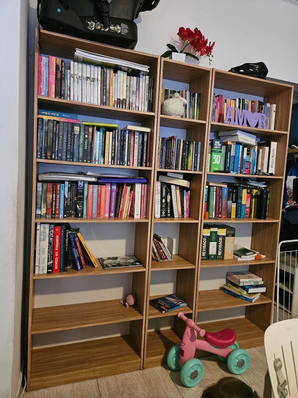 Estante de madeira para livros