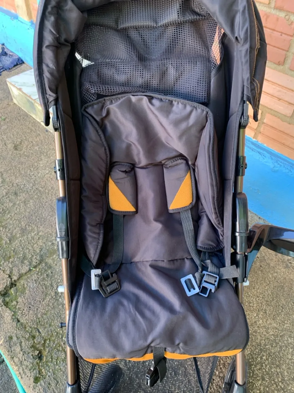 Carrinho de bebê compacto e prático