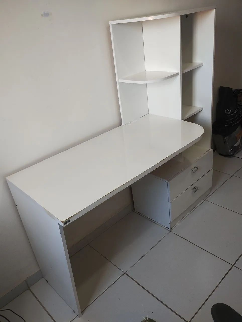 Escrivaninha Completa com Gavetas e Prateleiras - Foto 3