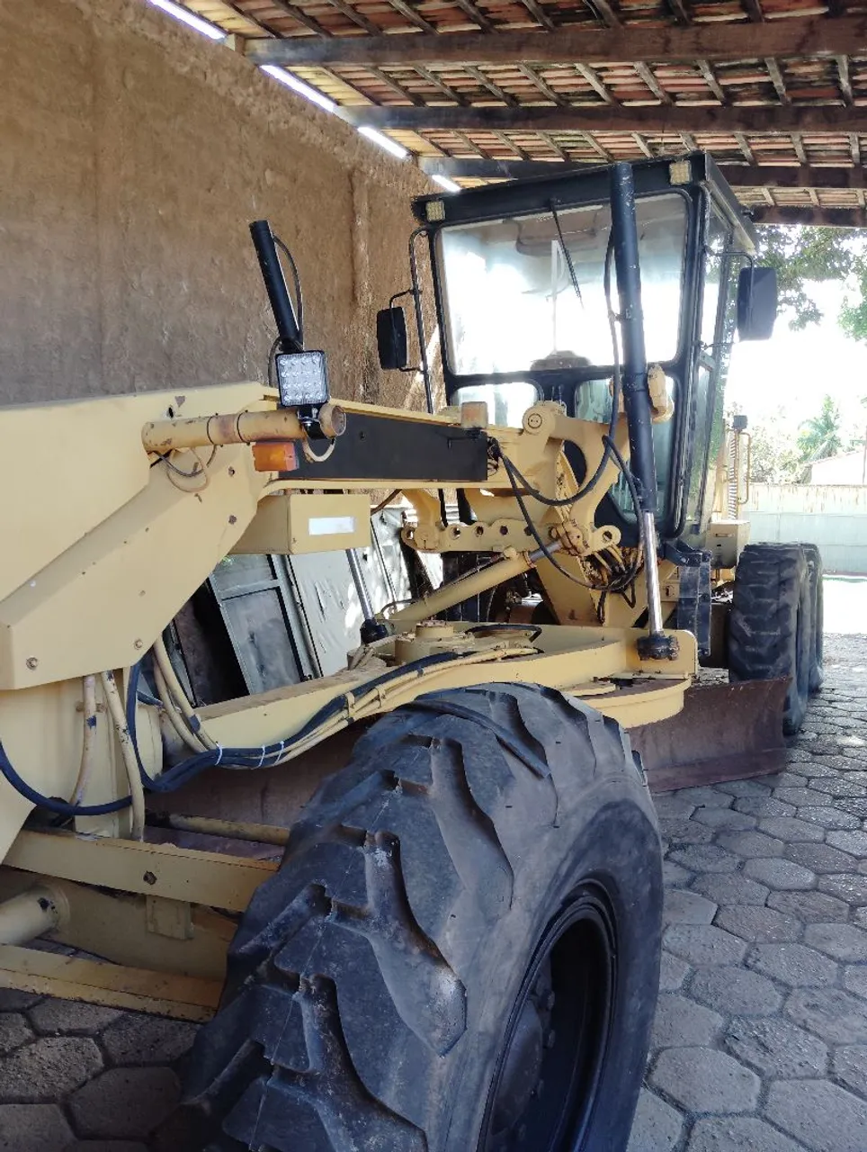 Motoniveladora Caterpillar 120H - Potente e confiável