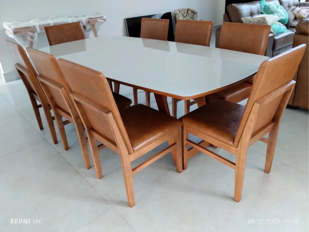 Mesa de Jantar com 8 Cadeiras em Madeira e Couro
