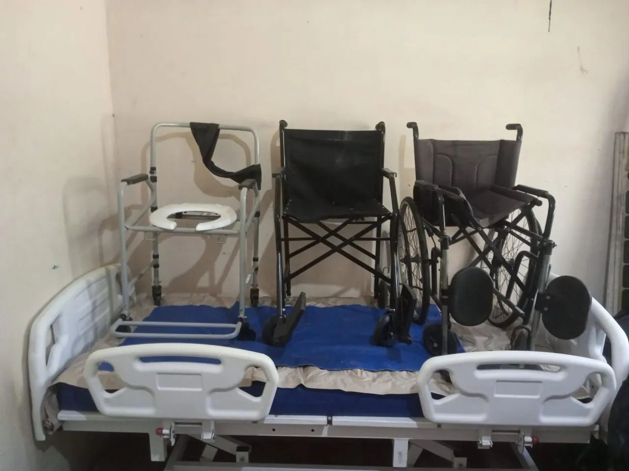 Vendo cadeiras de rodas e de banho  - Foto 4
