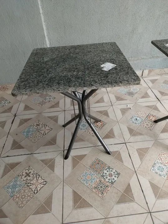 Mesa de granito com base em ferro 70x70 cm 